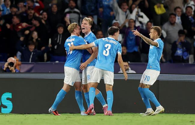 De Bruyne va Hojlund giup Napoli danh bai Sporting Lisbon 2-1 tren san nha.