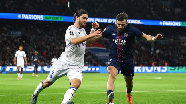 Khvicha Kvaratskhelia dinh chan thuong o tran dau moi nhat cua PSG.