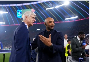 Thierry Henry và Arsene Wenger vui mừng sau trận chung kết Champions League