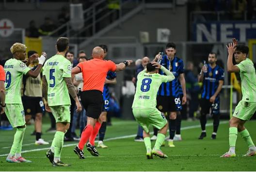 Cac cau thu Barca phan doi quyet dinh cua trong tai chinh.