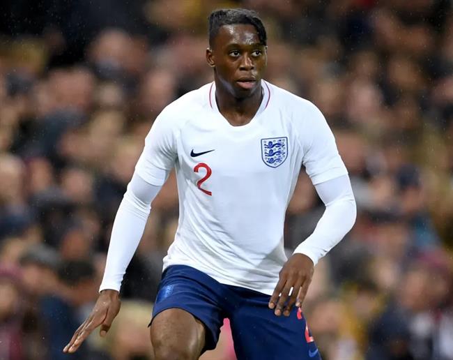 Aaron Wan-Bissaka tung khoac ao doi U20 va U21 Anh.