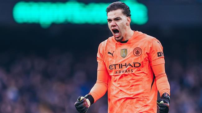 Ederson chuan bi roi Man City