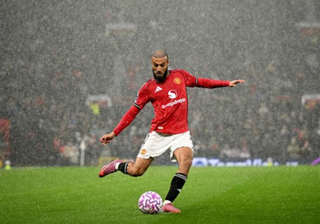 Noussair Mazraoui co the ra san truoc Liverpool tai Anfield.