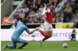 Arsenal xứng đáng được hưởng 11m ở tình huống Pope đốn ngã Gyokeres