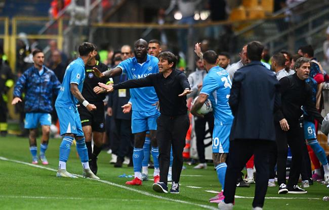 Antonio Conte nuối tiếc khi lỡ trận quyết đấu của Napoli 1