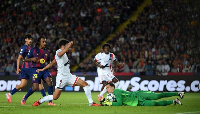 Barcelona Người khổng lồ trên đôi chân đất sét 1