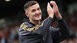 Barcelona đau đớn vì hụt Benjamin Sesko vào tay Man United