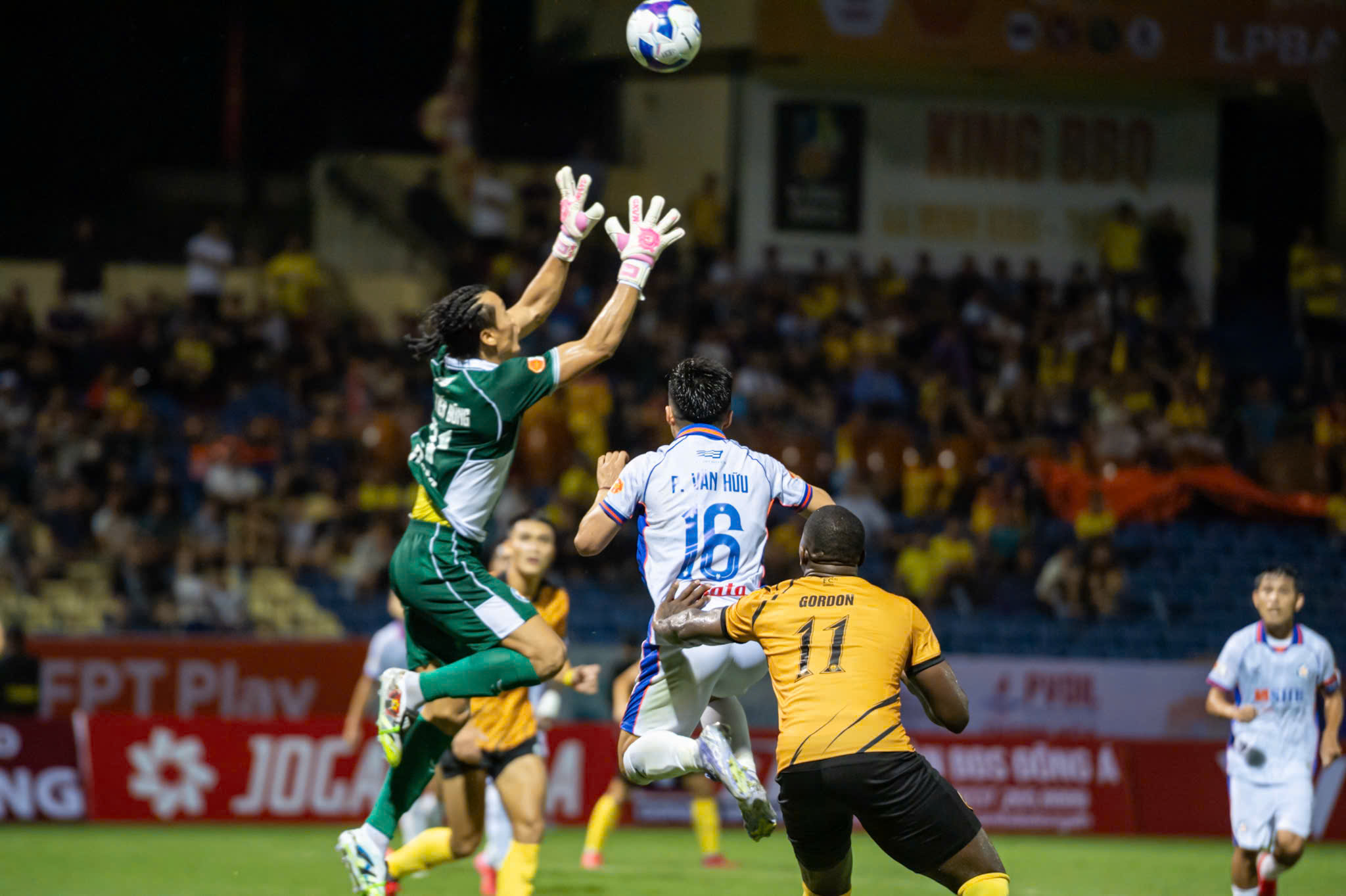 Ngày về đáng nhớ của thủ thành Bùi Tiến Dũng 2