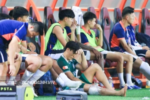 Bùi Tiến Dũng rời sân chỉ 16 phút sau pha va chạm nghiêm trọng