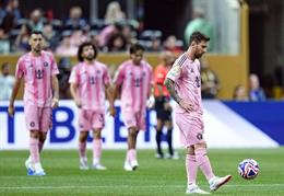 Ibrahimovic chê đồng đội của Messi như tượng đá