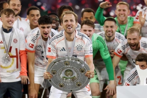 Harry Kane ăn mừng danh hiệu đầu tiên trong màu áo Bayern Munich