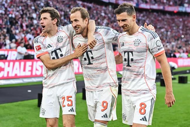 Harry Kane ăn mừng danh hiệu đầu tiên trong màu áo Bayern Munich 1