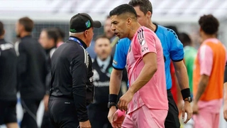 Luis Suarez lĩnh án treo giò 6 trận vì nhổ nước bọt vào đối thủ