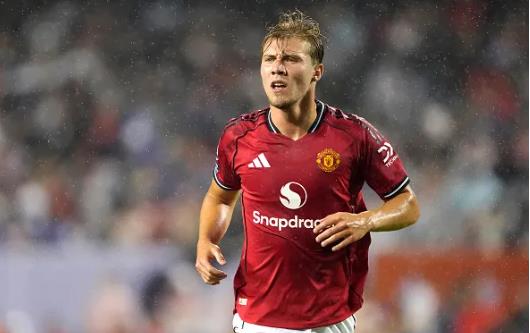 Rasmus Hojlund tu choi hoan doi vi tri voi Benjamin Sesko.