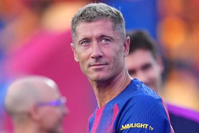Robert Lewandowski dat dau hoi ve Qua bong vang