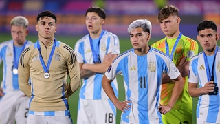 Messi an ủi đàn em Argentina sau khi đội về nhì ở U20 World Cup