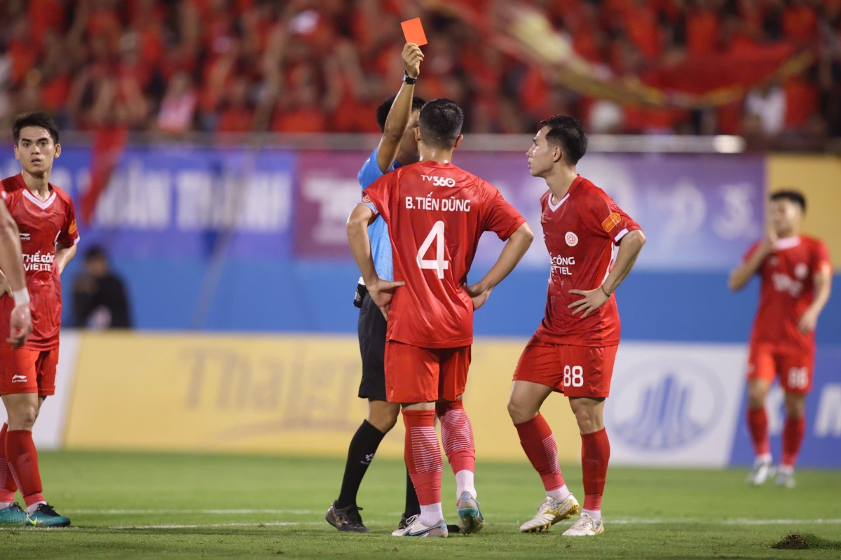 Bui Tien Dung nhan the do trong ngay sinh nhat